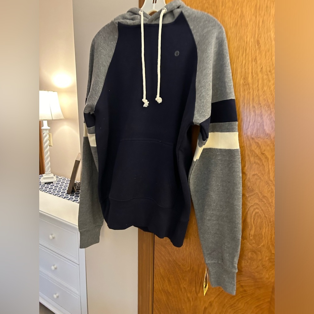MVS70 Very becoming navy, gray and white sweatshirts perfect for fall